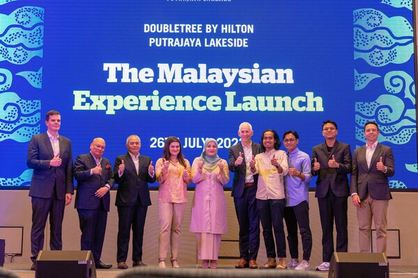 Left to Right: Jamie Mead, Senior Director of Operations - South East Asia; Dato’ Kamil Khalid Ariff, Chairman of Putrajaya Holdings; Datuk Md Shah Mahmood, Group CEO of KLCC Holdings; Zena Khan, Art Curator/Researcher; Aisyah Ahmad, General Manager of Segaris; Ian Barrow, General Manager of DoubleTree by Hilton Putrajaya Lakeside; DoubleTree Studio Residency Artists - Syahimi Jamaluddin, Haziq Syawal and Fadzril Fakaruddin; & Daniel Alcaraz, Area General Manager