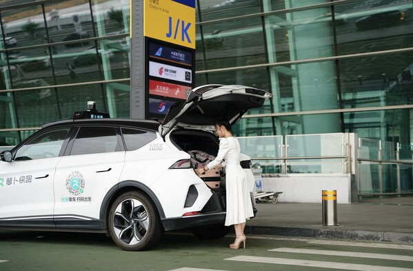 乘客乘坐百度Apollo Go机器人出租车抵达武汉天河机场