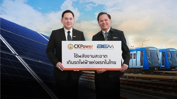 CK Power董事总经理Thanawat Trivisvavet先生(左)和曼谷高架铁路地铁董事总经理Sombat Kitjalaksana博士(右)签署历史性协议,这是泰国首次使用太阳能为大众运输系统供电。