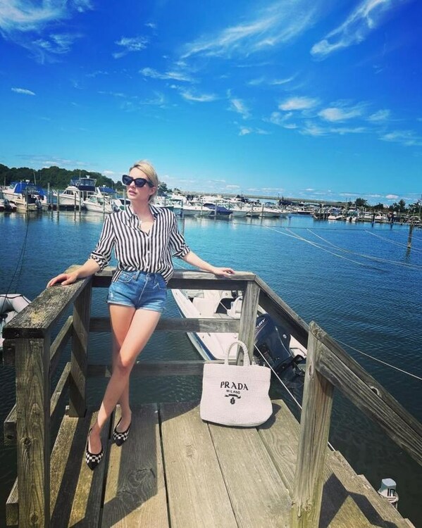 女演员艾玛·罗伯茨在Instagram上分享了一张照片,她穿着LILYSILK的阿马尔菲丝绸条纹衬衫