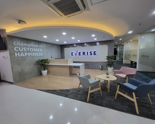 Everise在Araneta City的最新办公场所设有热情的接待区欢迎访客。