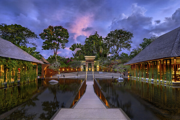 艺术精品酒店巴厘岛激发旅客进入一个真正的巴厘岛村庄体验,受古老的马扎巴希特王国启发。