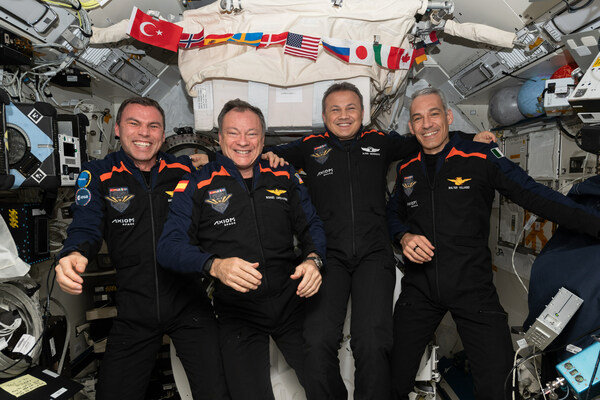 Axiom 任务 3 (Ax-3) 机组人员，美国和西班牙的指挥官迈克尔·洛佩兹-阿莱格里亚、意大利的试飞员沃尔特·维拉代以及土耳其的飞行专家阿尔珀·盖泽拉夫奇和瑞典的欧洲空间局 (ESA) 项目宇航员马库斯·万德特，在他们与 Axiom Space 一起前往国际空间站执行任务期间在微重力下漂浮。