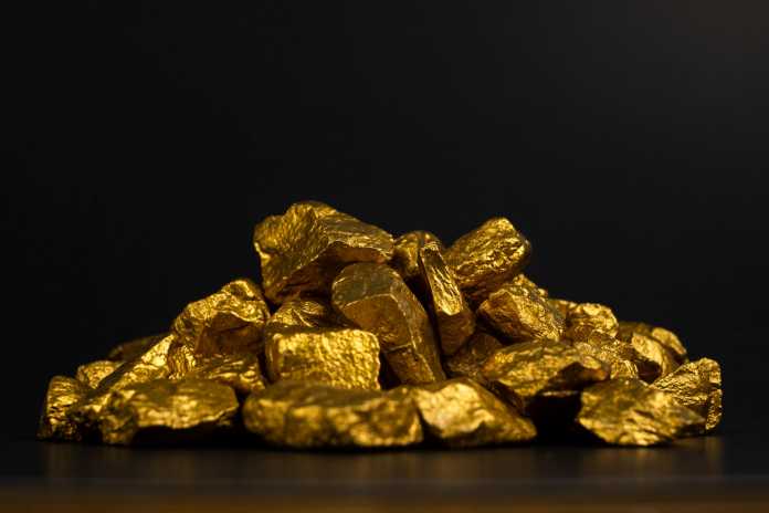 採礦52一堆金塊或金礦石在黑色背景上珍貴的石頭或金塊t20 pRypKj @pookpik EMINENT ANNOUNCES UPDATE TO PRIVATE PLACEMENT AND DEBT SETTLEMENT