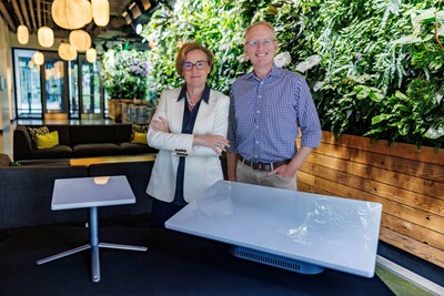 沃达丰集团首席执行官Margherita Della Valle和亚马逊高级副总裁Dave Limp。所展示的客户终端天线用于与Kuiper卫星发送和接收数据。