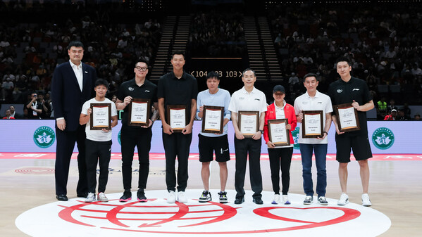 姚明向体现中国体育精神和推动中国体育发展的体育爱好者颁奖致敬。