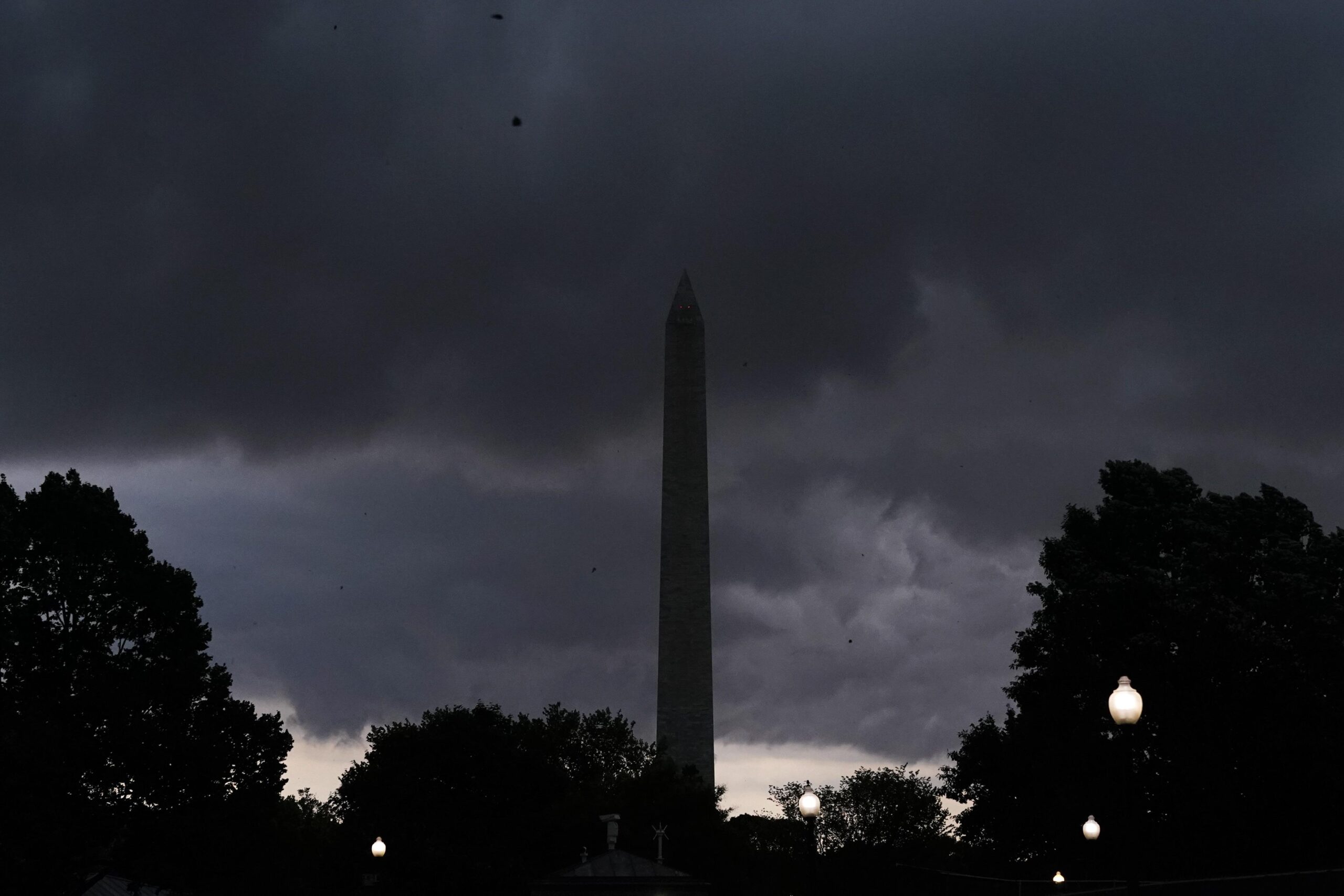 Washington shuts US govt offices due to threatening weather