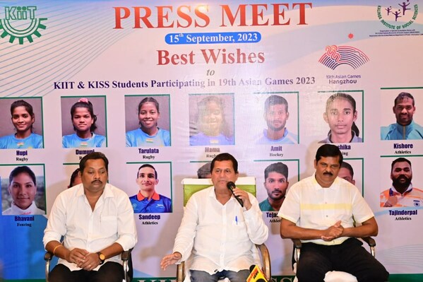 KIIT和KISS創辦人Achyuta Samanta博士在媒體發布會上談到前往2023亞運會的成功學生運動員。他身邊是KIIT和KISS體育總監Gaganendu Dash博士和KISS體育顧問Upendra Kumar Mohanty。