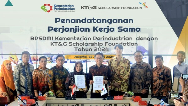 KT&G Scholarship Foundation, a non-profit foundation run by KT&G, a global company headquartered in South Korea, signed a MOU with the Industrial Human Resources Development Agency(BPSDMI) of the Indonesian Ministry of Industry on January 22nd. Following the MOU, KT&G Scholarship Foundation granted scholarship of approximately Rp 450 million to around 130 students of polytechnic university and academy of communities(AKOM), which is affiliated with BPSDMI.