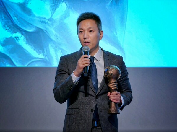胡浩博士獲頒能源地球世界獎獎盃和證書