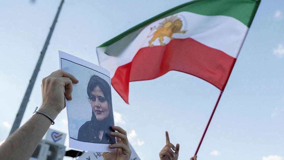 伊朗法院裁定著名饒舌歌手因參與抗議活動被判死刑,律師表示