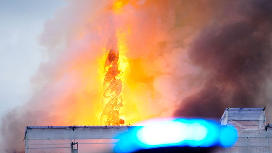 丹麥17世紀老證券交易所發生火災 頂端標誌性尖塔倒塌