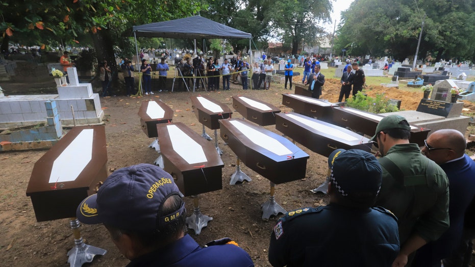巴西當局為從非洲船上漂流而來的過世移民舉行埋葬儀式