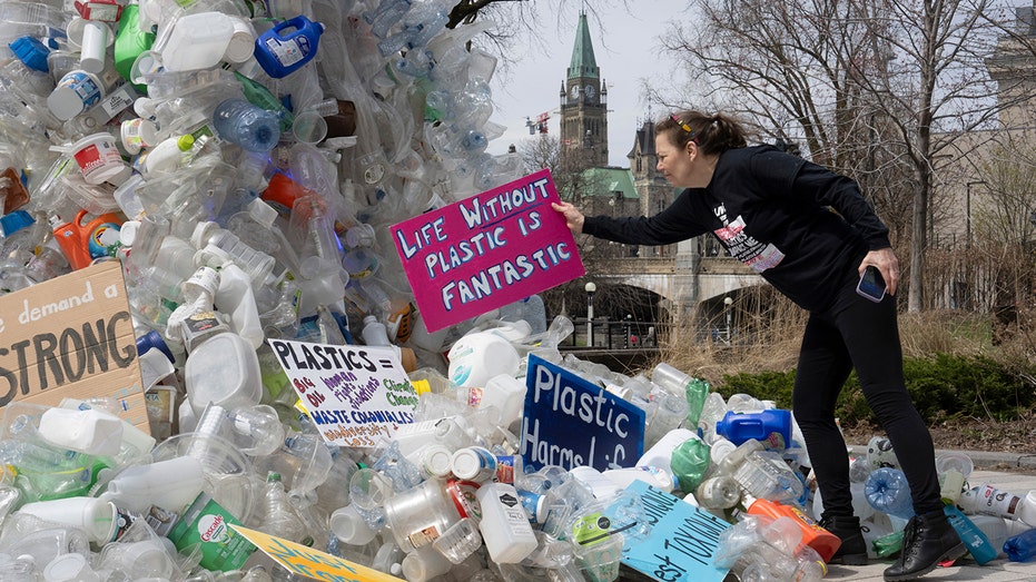 談判人員討論全球條約在加拿大終止塑料污染的條款