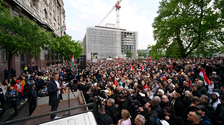 匈牙利反對派領導人帶領抗議活動,要求保護兒童,因為匈牙利發生性侵兒童醜聞