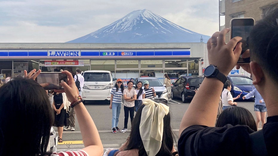 日本小鎮將建立屏障阻擋富士山景觀 以遏止遊客