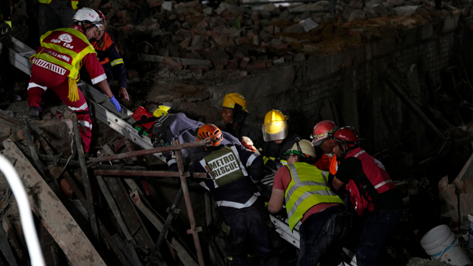 南非在倒塌建築物中確認33人死亡,仍有19人失蹤後結束救援工作