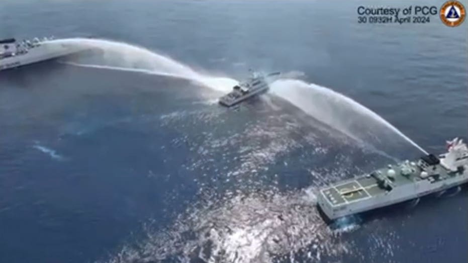 中國海警向菲律賓船噴水砲 台海局勢加劇