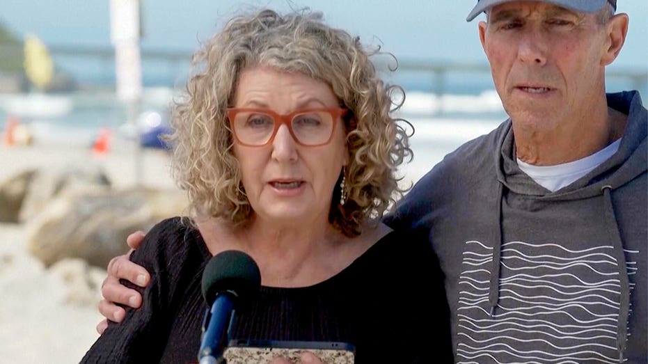 澳洲衝浪手在墨西哥遇害母親在聖地牙哥海灘送上感人告別