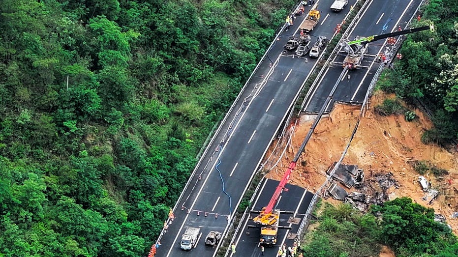 中國公路崩塌死亡人數上升至36人,發現20多輛汽車