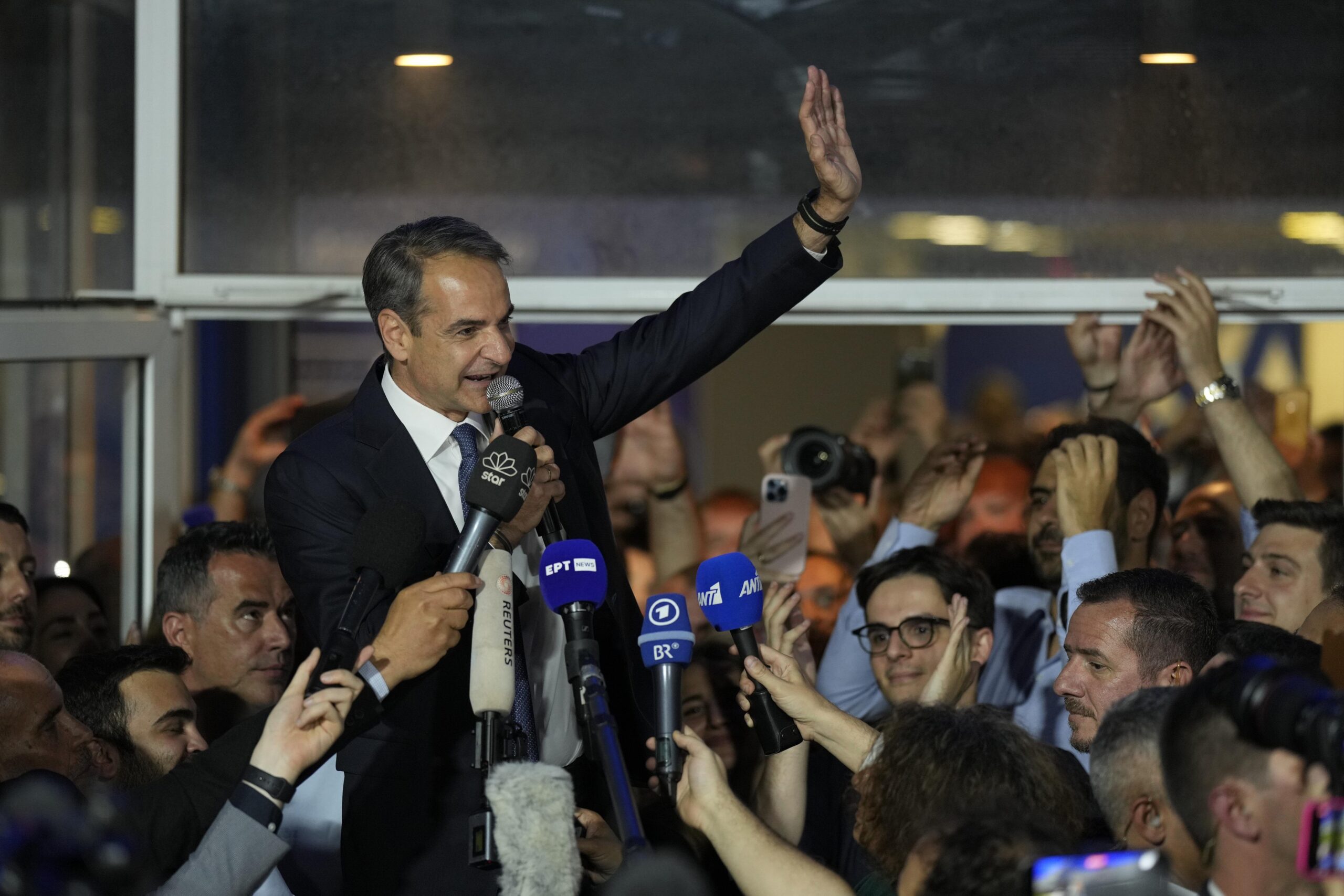 Greek conservatives win general elections, fall short of majority