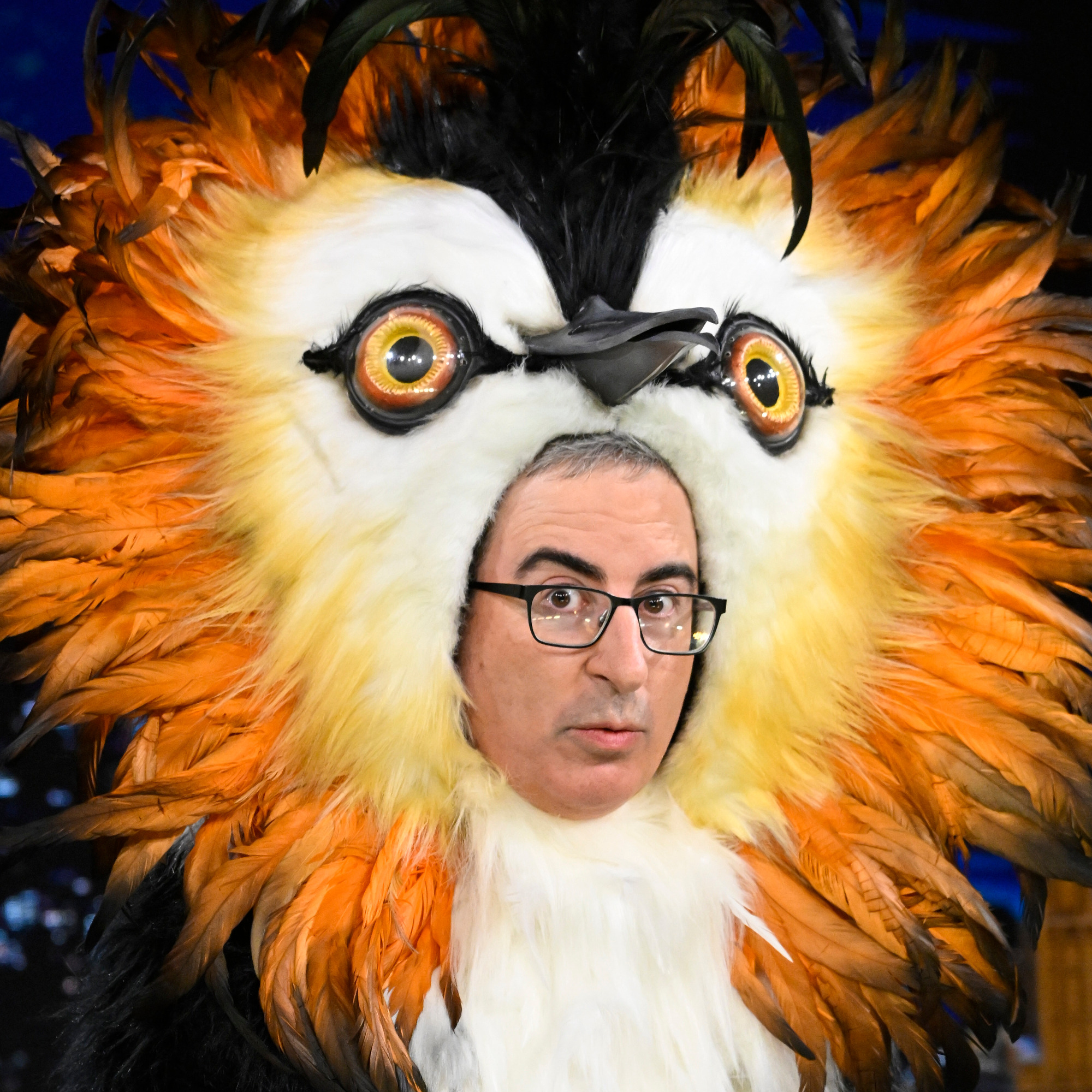 2023年11月8日周日,在美国电视节目《吉米法伦今夜秀》中,喜剧演员约翰·奥利弗(John Oliver)穿着一件过大的鸟类服装接受采访。