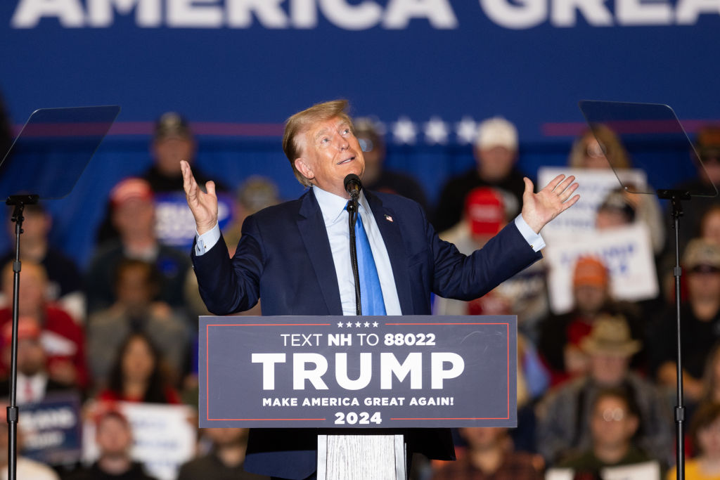 Donald Trump 在新罕布什尔州克拉伦蒙特举行竞选集会