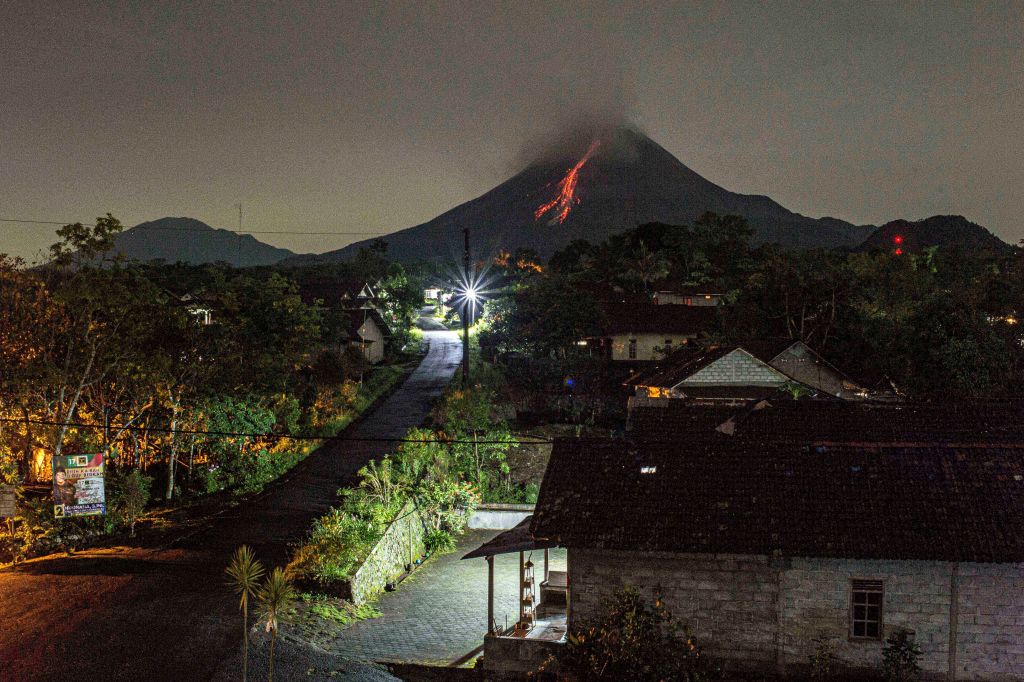 印尼多个火山喷发,迫使数千人撤离