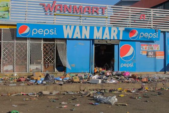 这是2024年1月10日AFPTV视频截图,显示巴布亚新几内亚莫尔斯比港骚乱期间一家受损商店。