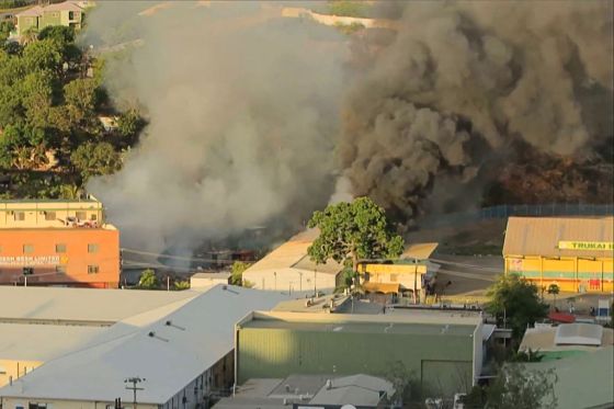 这是2024年1月10日AFPTV视频截图,显示巴布亚新几内亚莫尔斯比港骚乱期间一幢建筑着火。
