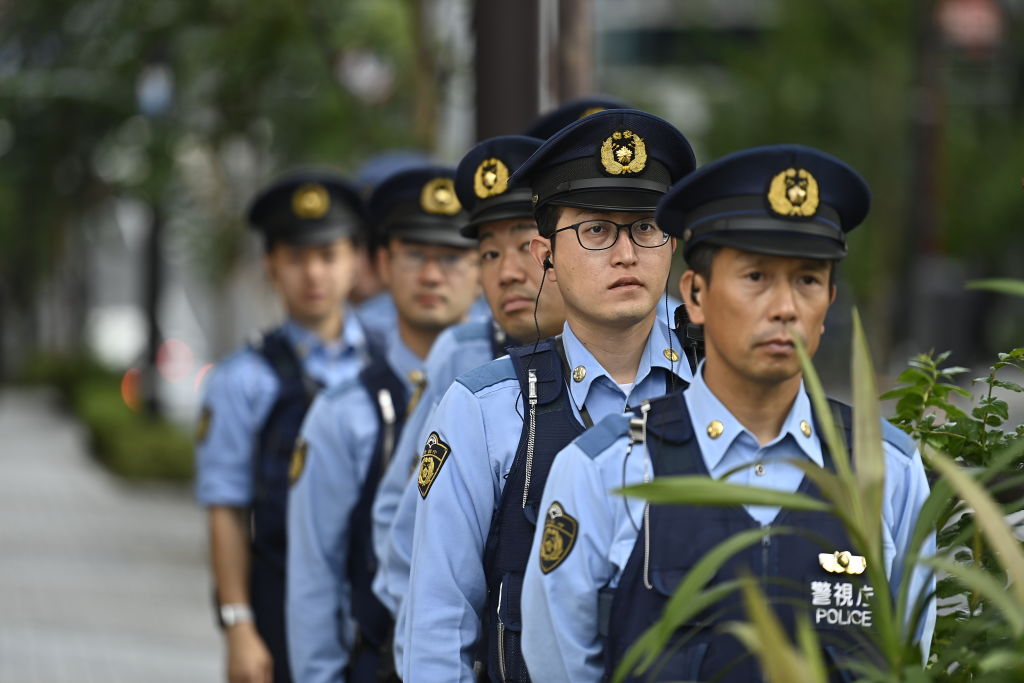 警察人员驻守，数百名示威者聚集在一起抗议以色列在加沙地带的空袭，抗议活动靠近日本东京的以色列大使馆，时间为 2023 年 10 月 21 日。