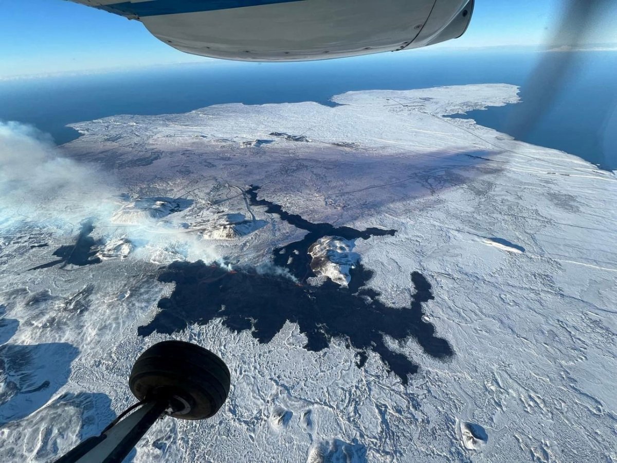 2024年2月8日雷克雅内斯半岛格林达维克附近火山喷发时的空中视图。