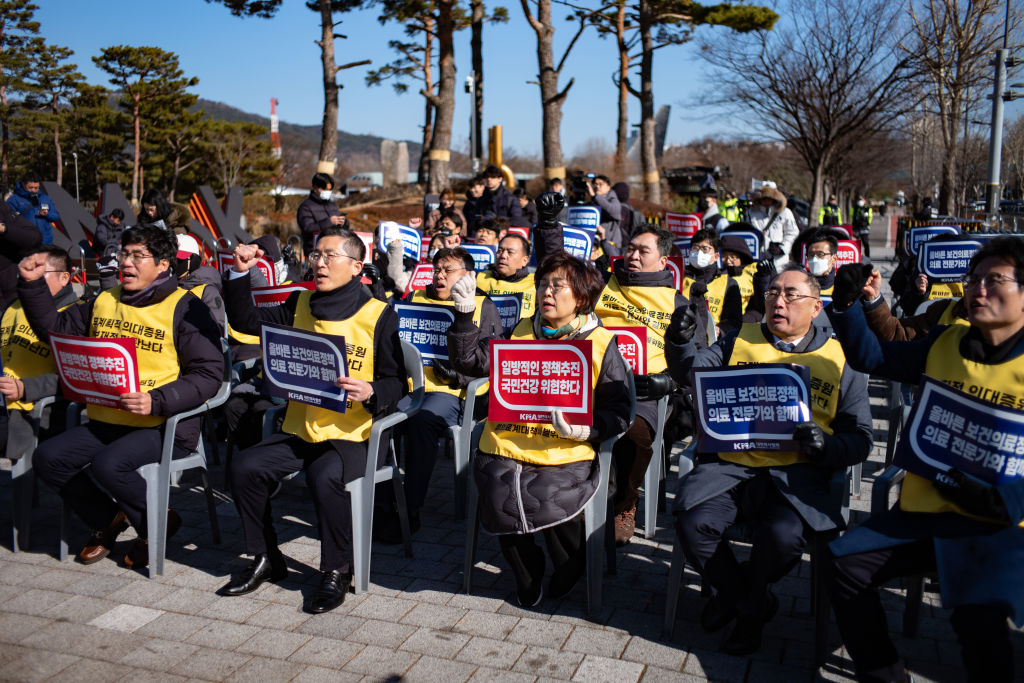 韩国1600名医生因政府计划培训更多医生而罢工