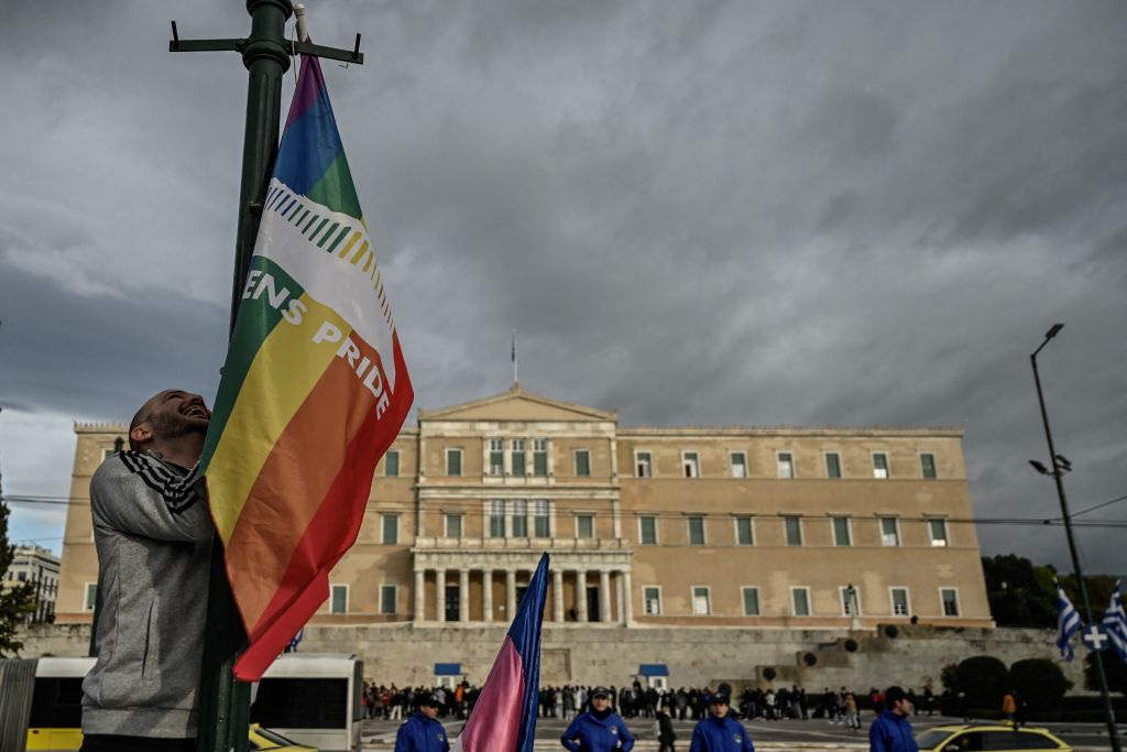 希腊议会历史性投票，将婚姻和收养权扩大至同性伴侣