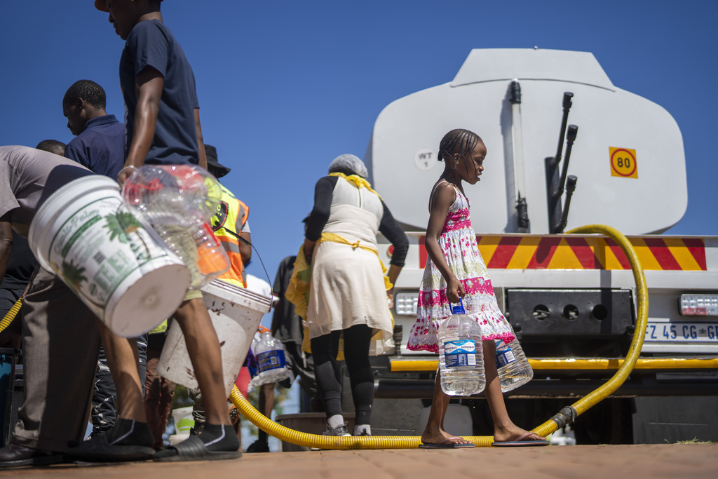 南非索韦托镇的居民排队等水，2024 年 3 月 16 日星期六。