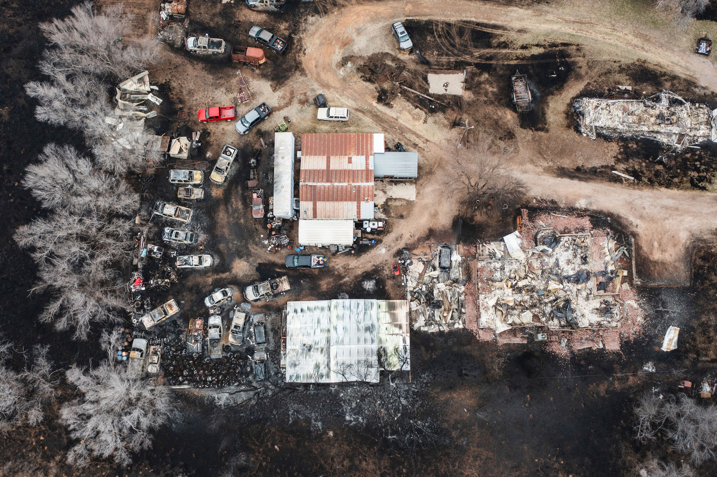 2024年2月29日，德克萨斯州加拿大，斯莫克豪斯溪大火摧毁了多辆汽车和多个住宅。
