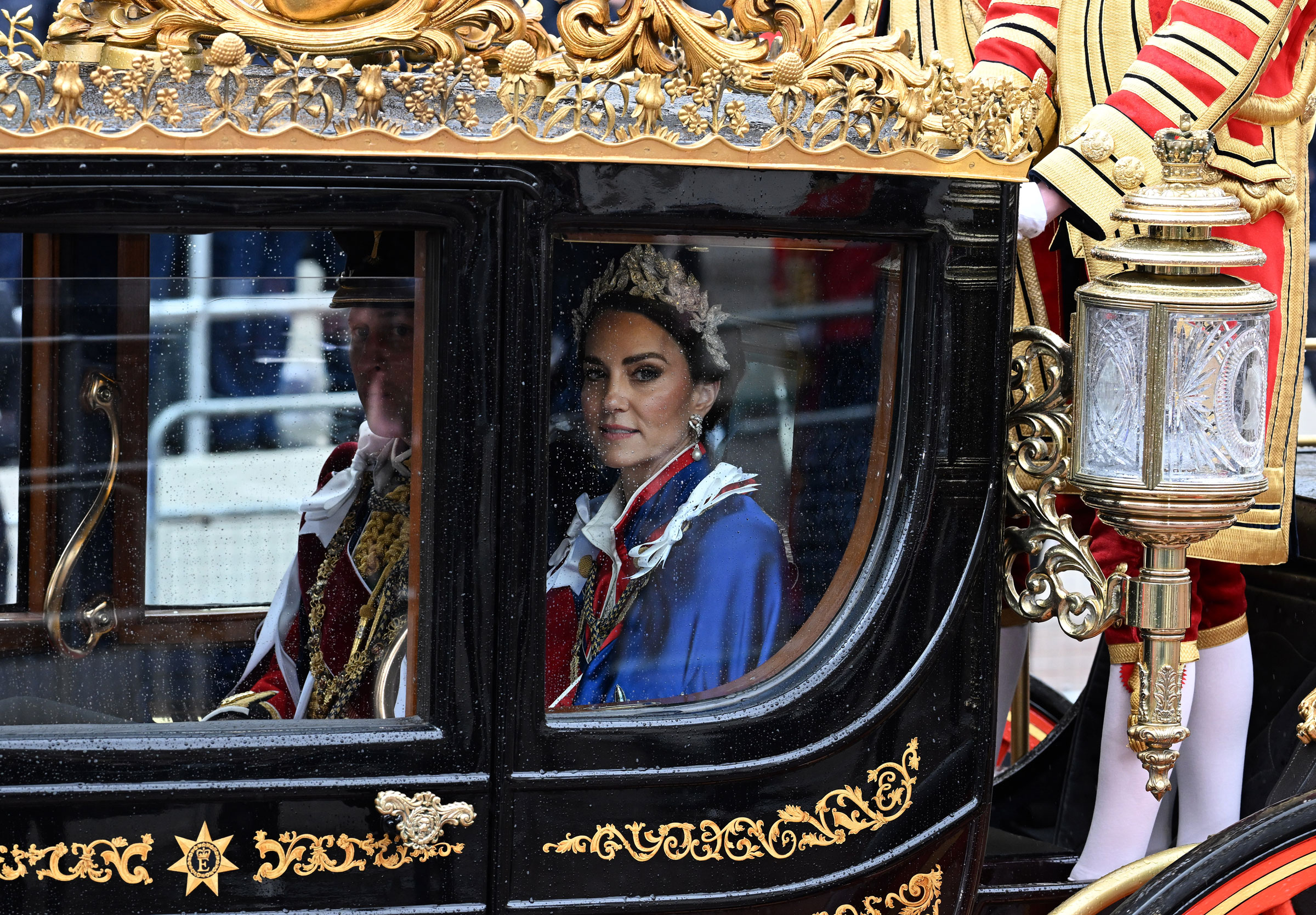 威尔士亲王威廉王子和威尔士王妃凯瑟琳在2023年5月6日举行的查尔斯三世国王和卡米拉王后加冕典礼上步行前往英国皇家行宫林荫路。