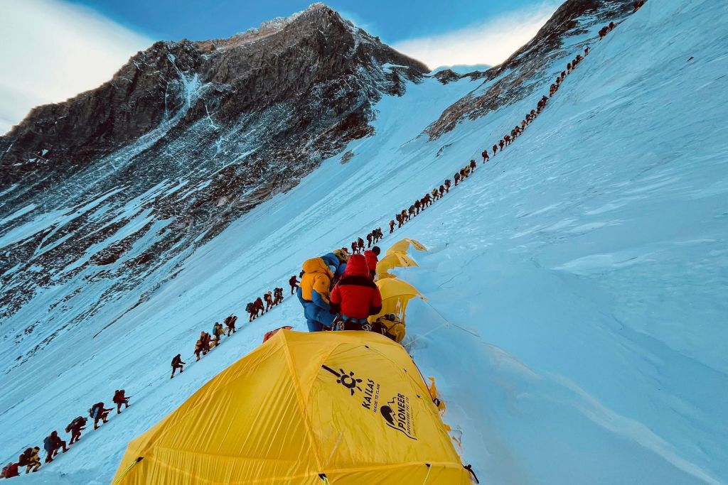 珠穆朗玛峰登山者现必须满足新的要求