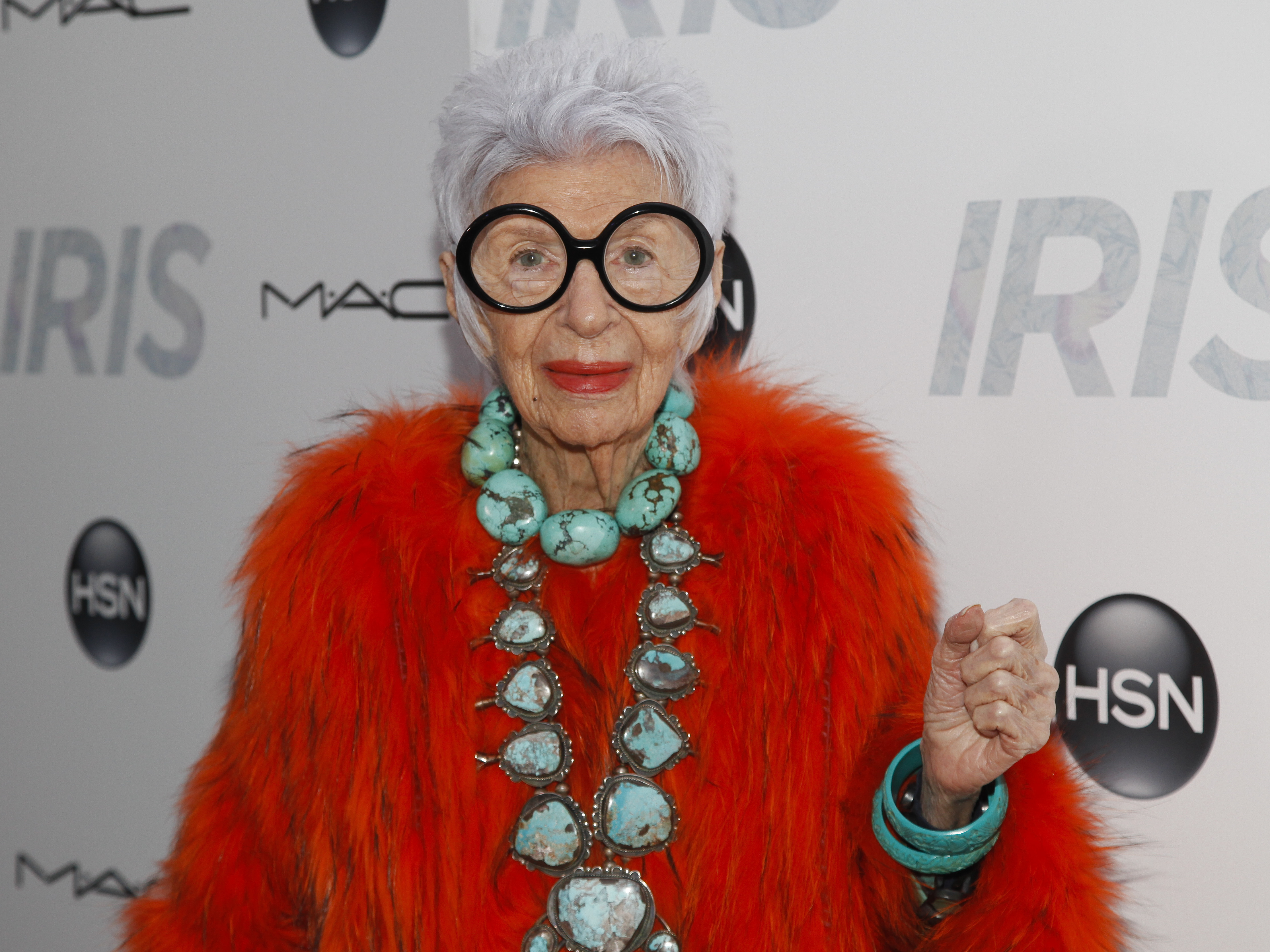 时尚标志人物艾丽丝·阿普菲尔去世,享年102岁