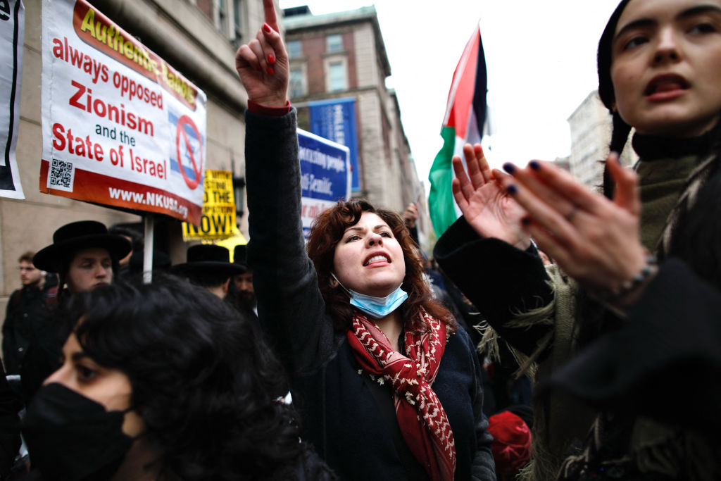 2024年4月18日,在纽约哥伦比亚大学外,亲巴勒斯坦抗议者游行。