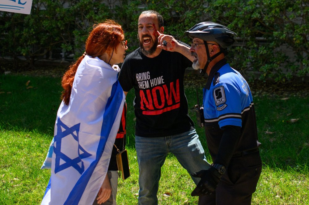 乔治华盛顿大学警察降下学生抗议者违反学校政策高举的巴勒斯坦国旗。