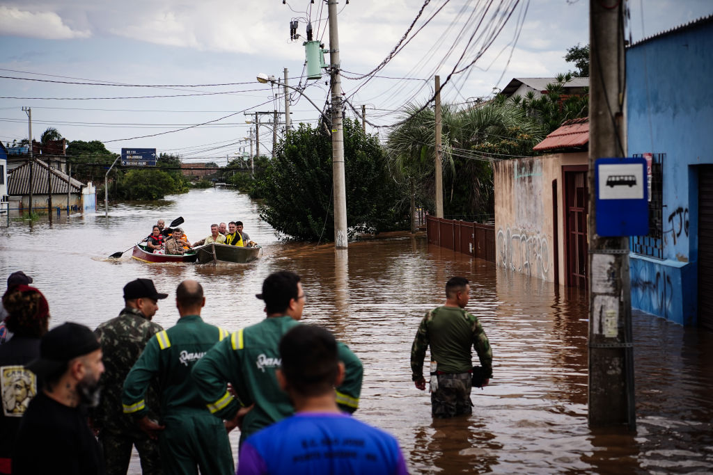 巴西80年来最严重的洪水导致数十人死亡和失踪