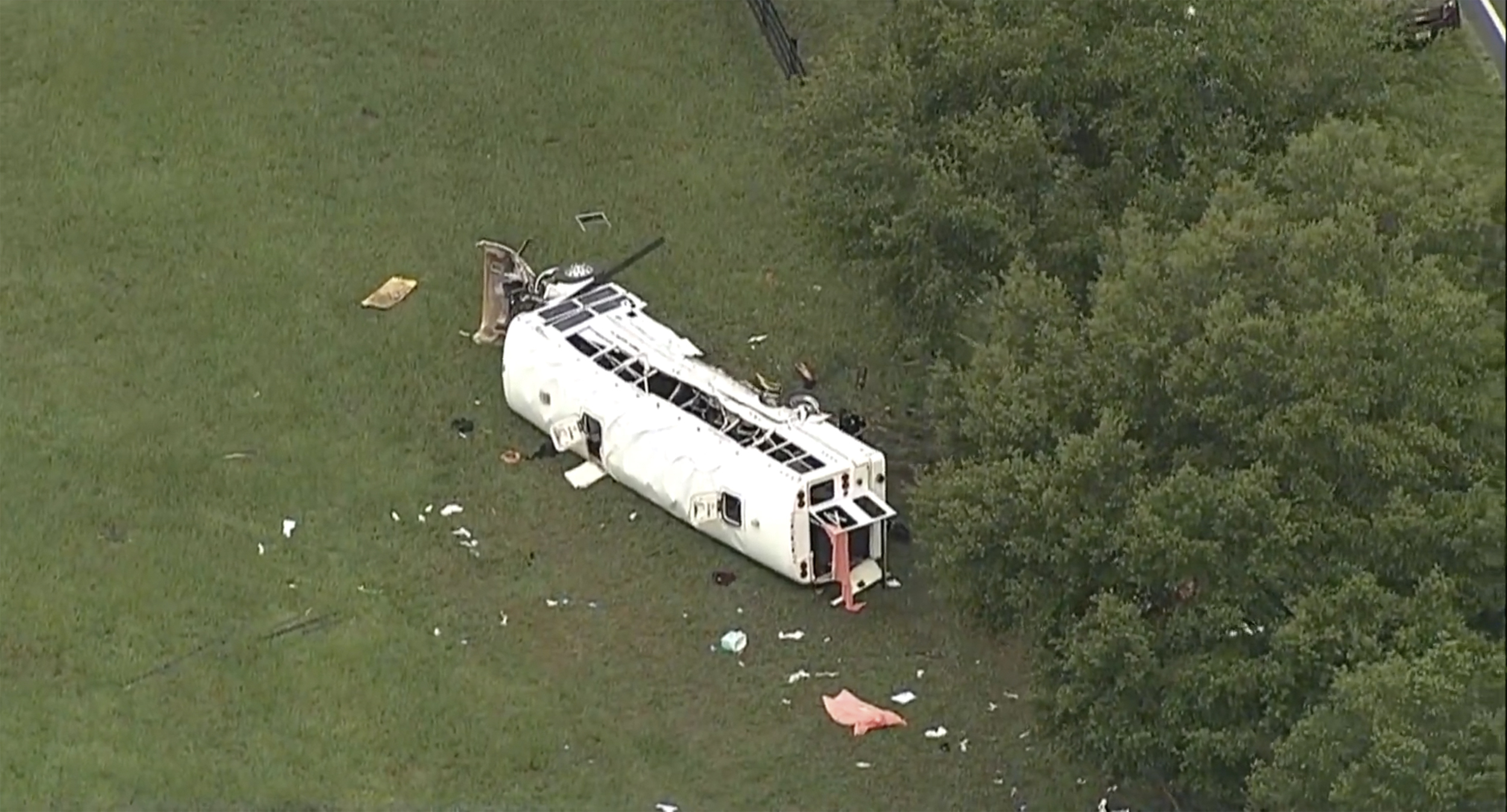 佛罗里达中部农场工人巴士翻车,八人死亡,至少40人受伤