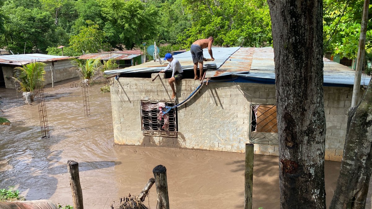 2024 年 7 月 2 日，飓风贝丽尔袭击委内瑞拉苏克雷州库马纳到库马纳科阿的道路后，居民们在洪水过后修复了他们被淹的房屋的屋顶。