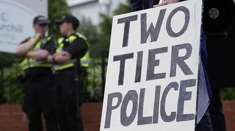 先銬瀕死受害者再查案？英國警政雙標的遮羞布終於被撕開