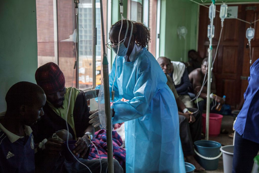 Ein Gesundheitspfleger kümmert sich um Patienten im Cholerabehandlungszentrum eines Krankenhauses in Lusaka, Sambia, am 5. Januar 2024.  
