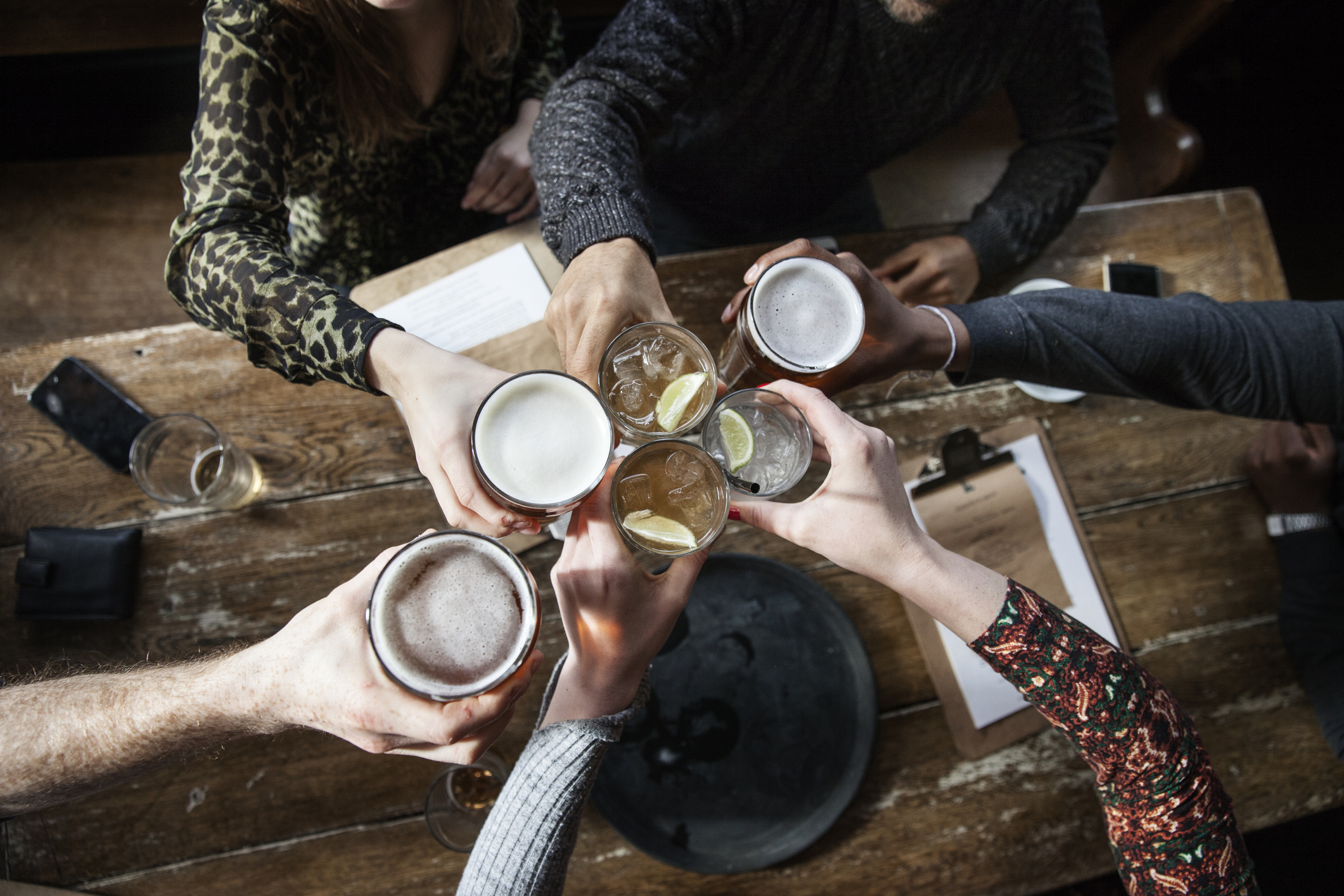 freunde in einem Pub auf etwas anstoßen