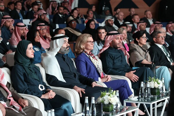 Eröffnungszeremonie, an der der saudische Minister für Kommunikation und Informationstechnik, S.E. Ing. Abdullah Alswaha, der CEO der saudischen Raumfahrtagenturschaft, Dr. Mohammed Saud Al-Tamimi, und die Generalsekretärin der ITU, Doreen Bogdan-Martin, teilnahmen.