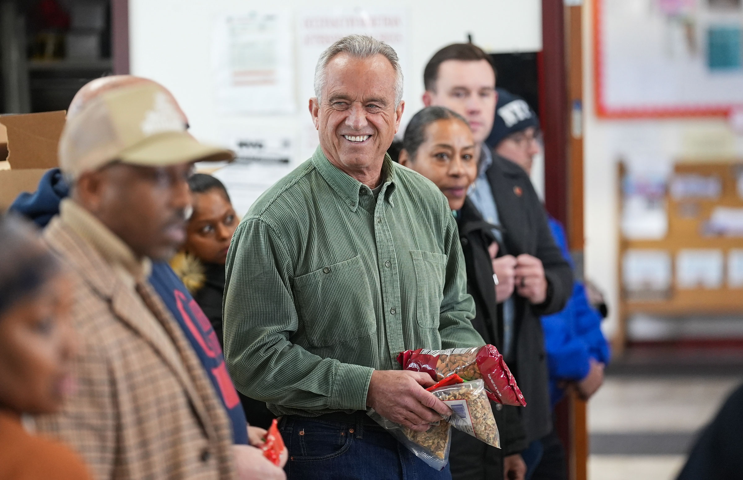 Robert F. Kennedy, Jr. besucht am 17. Februar 2024 die First Baptist Church Food Pantry in New York City.