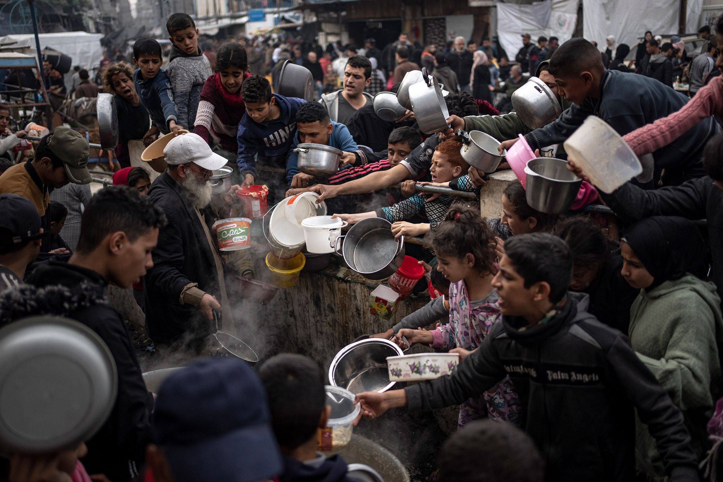 Palästinenser stehen am 21. Dezember 2023 in Rafah, Gazastreifen, für eine kostenlose Mahlzeit an.